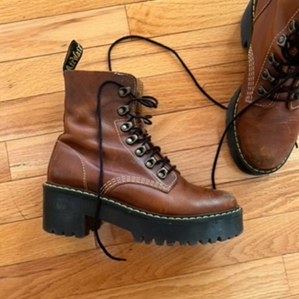 Dr Martens Leona boots